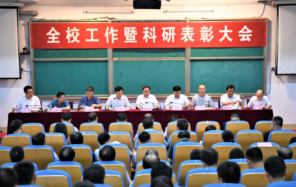 图片包含 建筑, 草, 站, 礼堂描述已自动生成