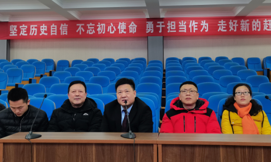 一群人站在台上描述已自动生成