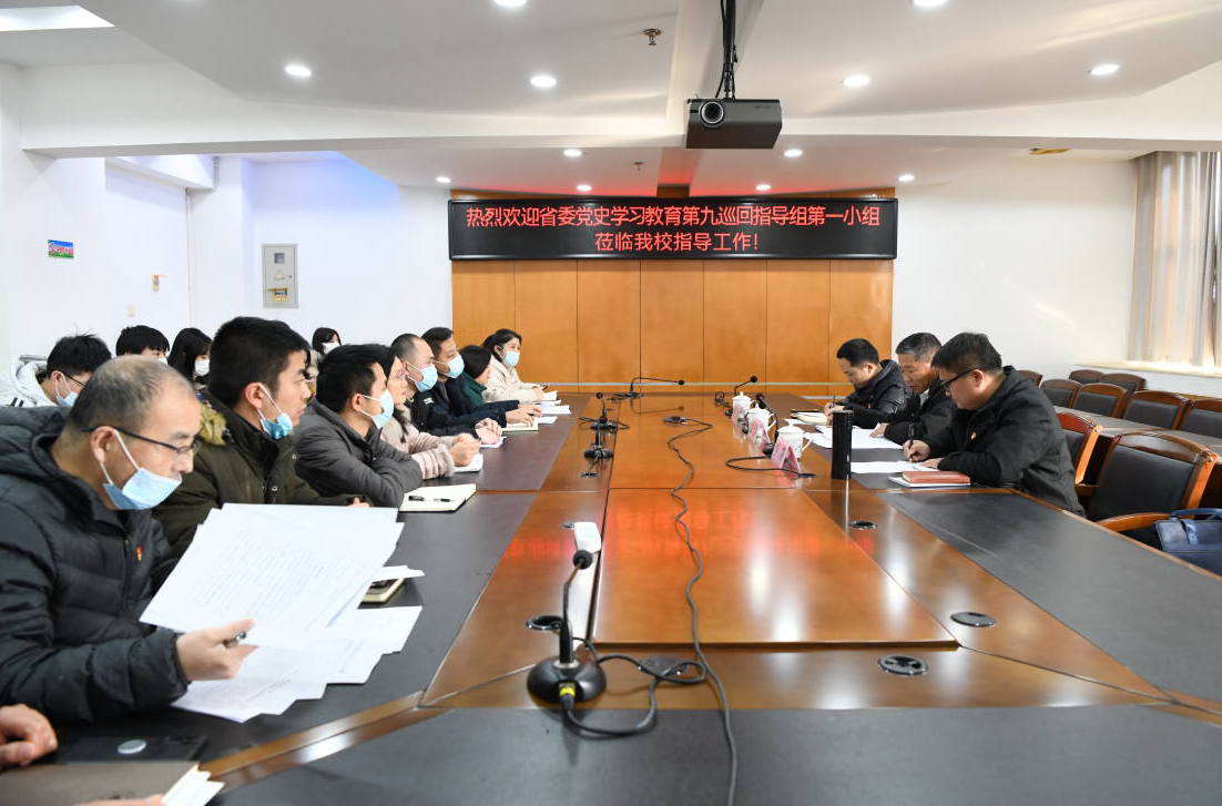 会议室里的人们描述已自动生成