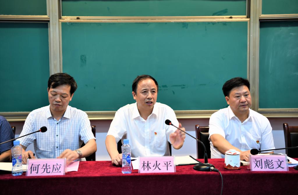 图片包含 人, 桌子, 男人, 女人描述已自动生成