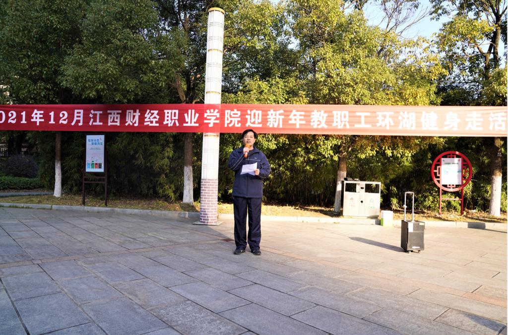 路上的标志描述已自动生成