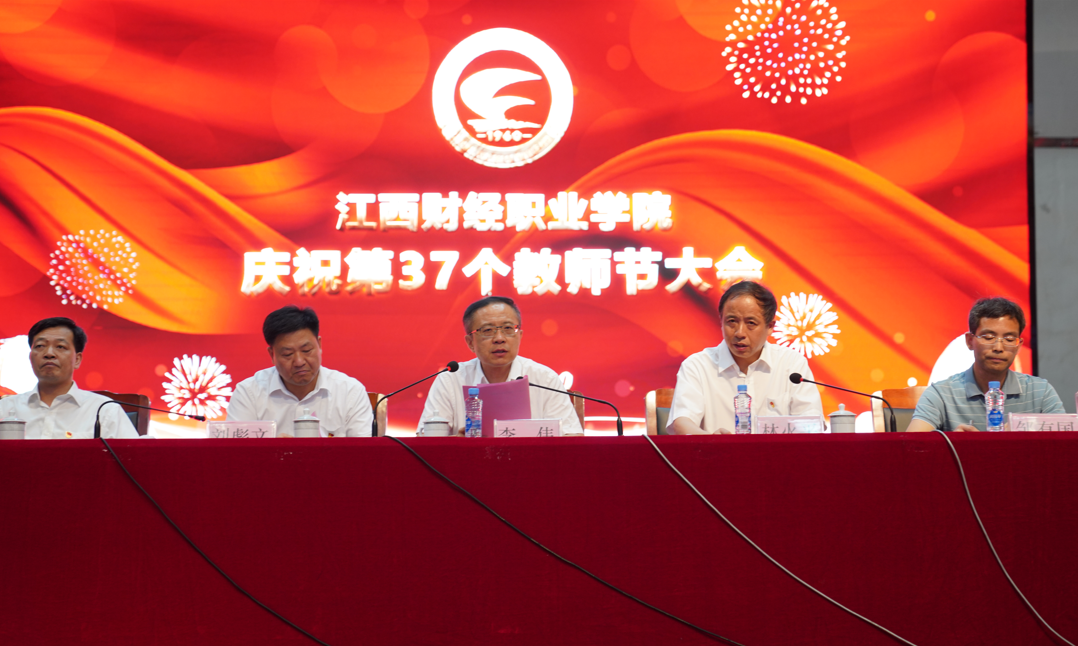 人们在看台上低可信度描述已自动生成