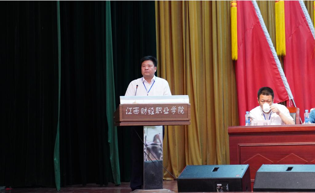 人们在看台上的窗帘低可信度描述已自动生成