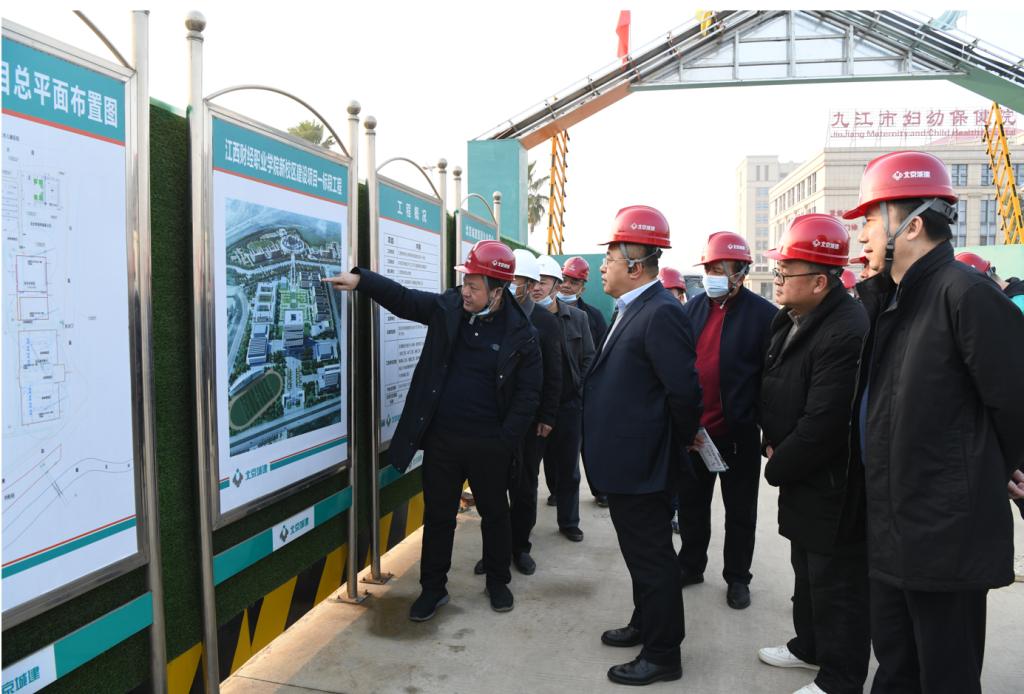 戴帽子的男人在街道边站着一群人中度可信度描述已自动生成