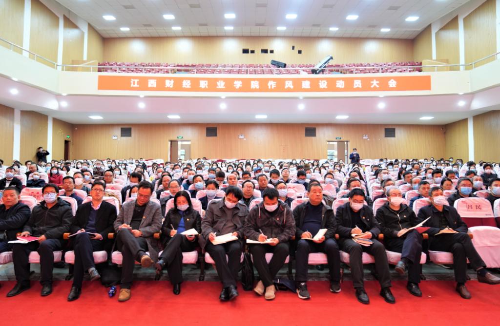 礼堂里有许多人描述已自动生成