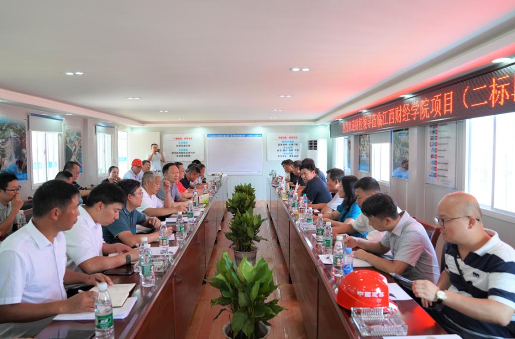 人们围坐在桌子前中度可信度描述已自动生成