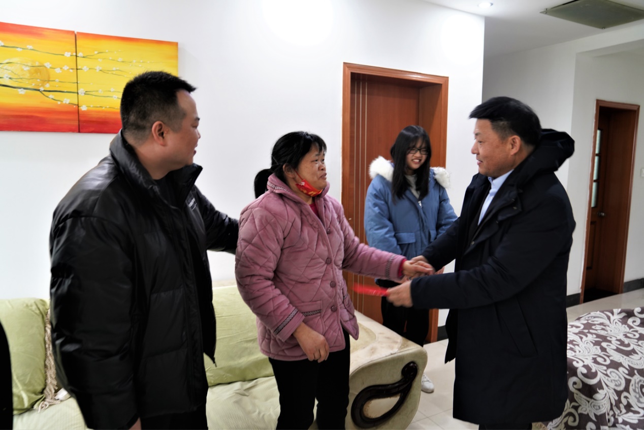 人们站在一起描述已自动生成