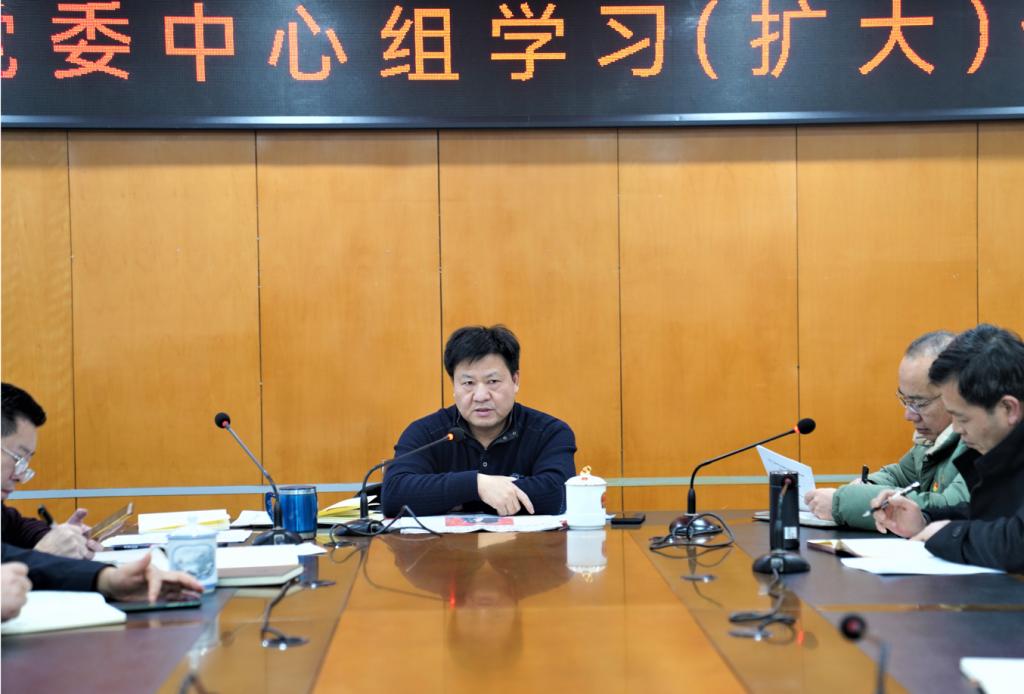 图片包含 桌子, 室内, 人, 男人描述已自动生成