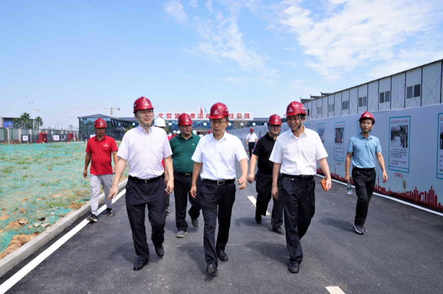 一群人站在路上走描述已自动生成