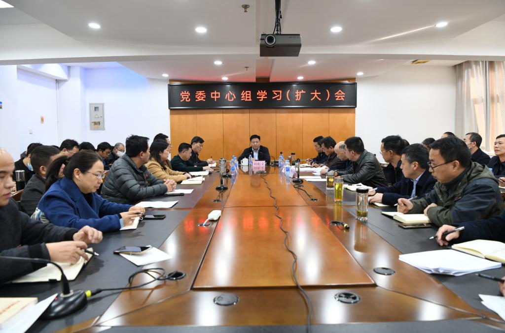 会议室里的人们描述已自动生成