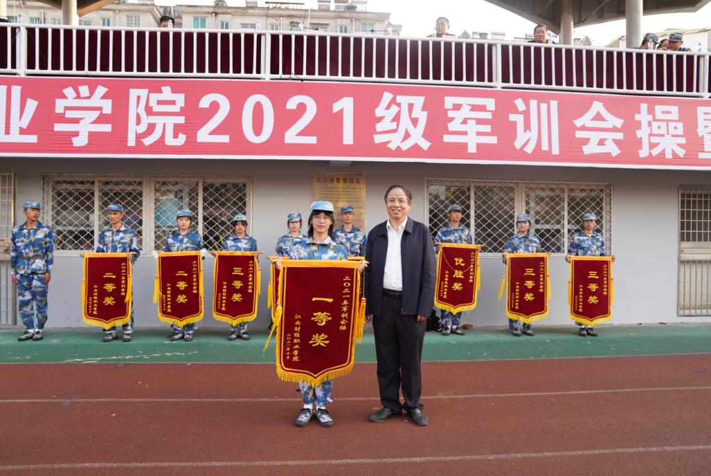 街道上有店铺的标志红色背景白色的字中度可信度描述已自动生成