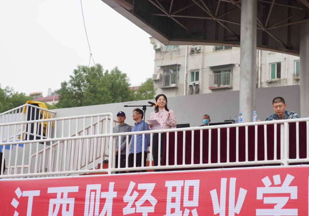 街道上有店铺的标志红色背景白色的字低可信度描述已自动生成