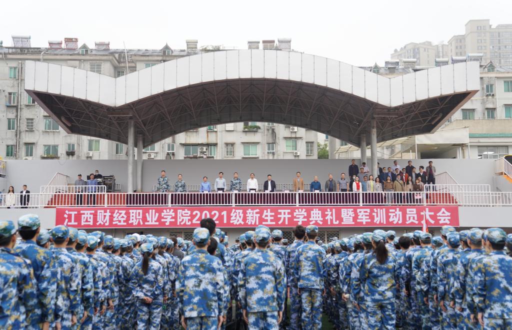 一群人站在船上的建筑中度可信度描述已自动生成