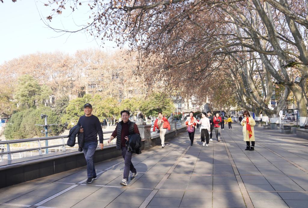 人们走在路上描述已自动生成