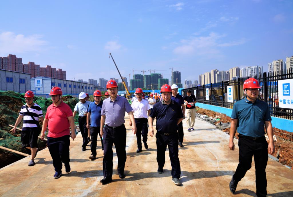 一群人站在街道上走描述已自动生成