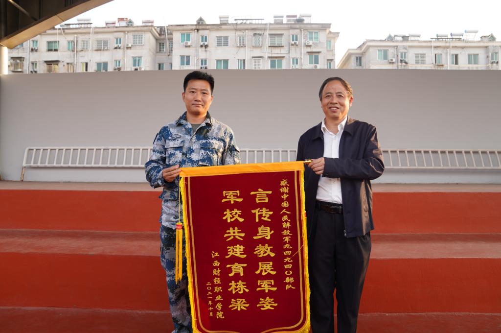 人的照片上写着字中度可信度描述已自动生成