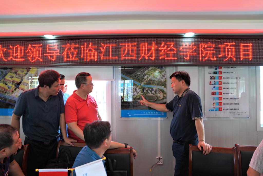 一群人站在商店前描述已自动生成