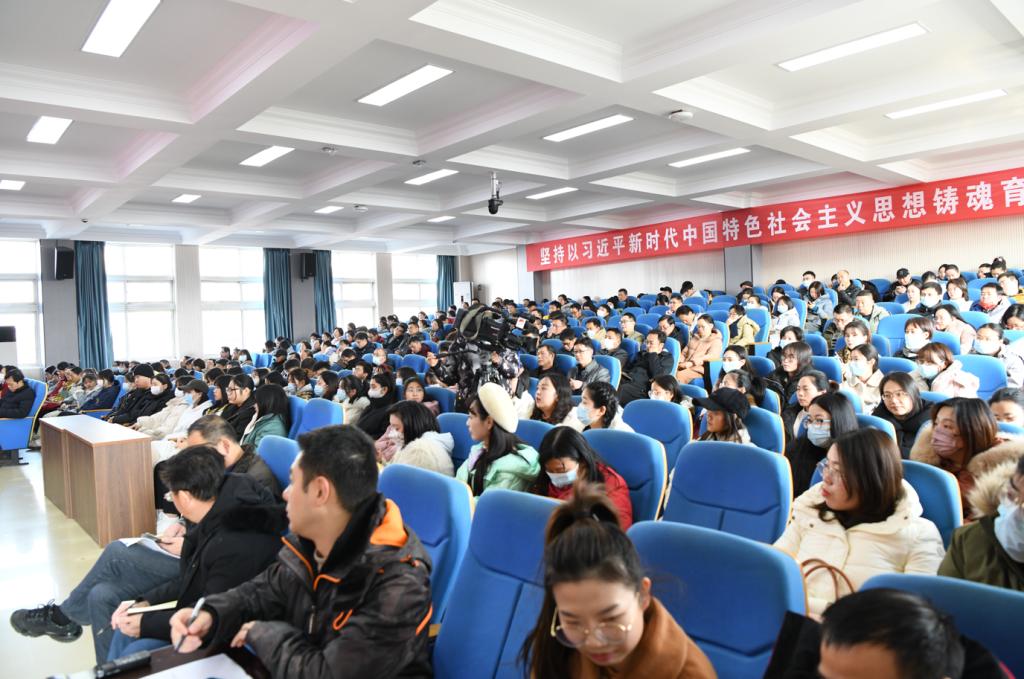 会议室里的人们描述已自动生成