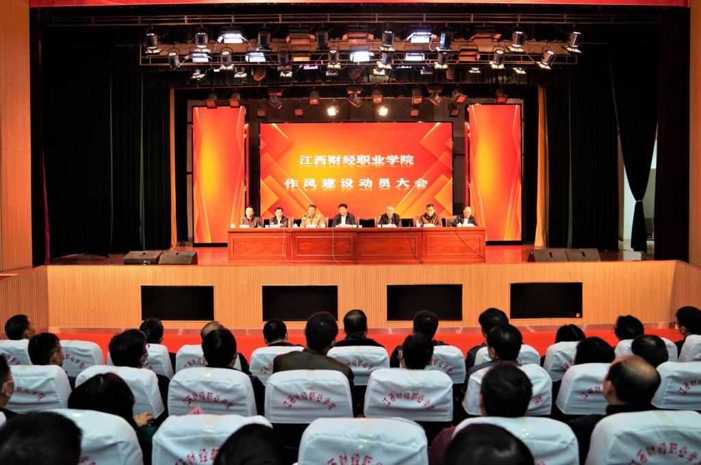 图片包含 室内, 建筑, 桌子, 房间描述已自动生成