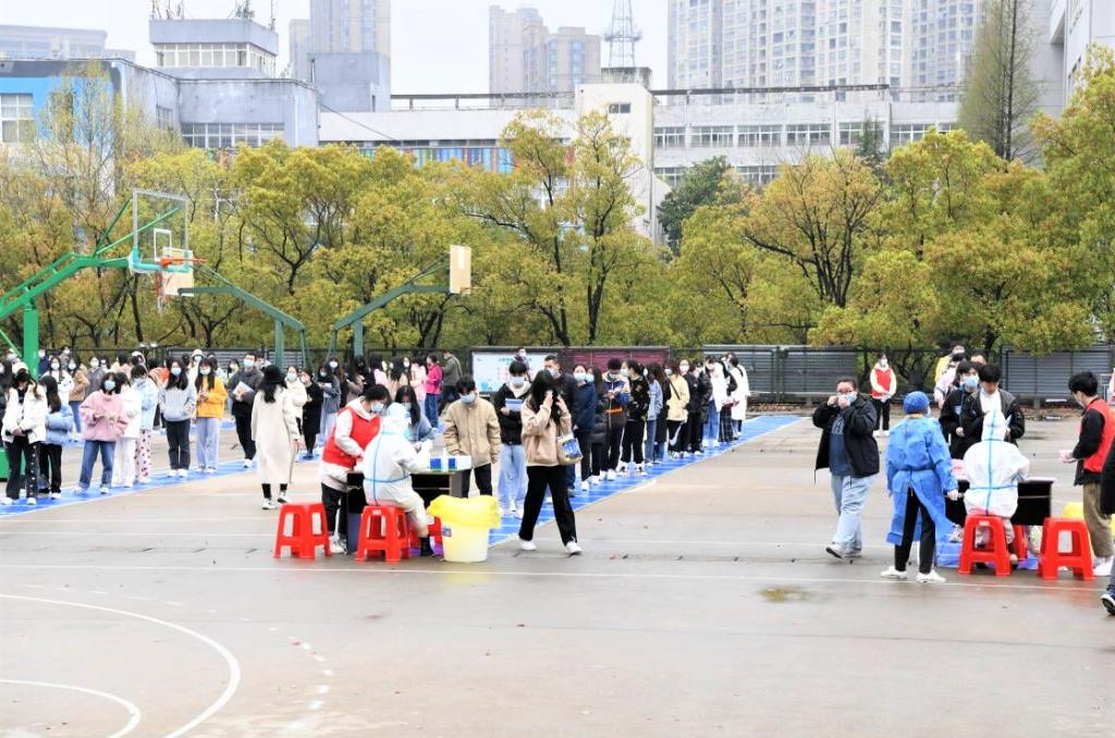 一群人在广场上描述已自动生成