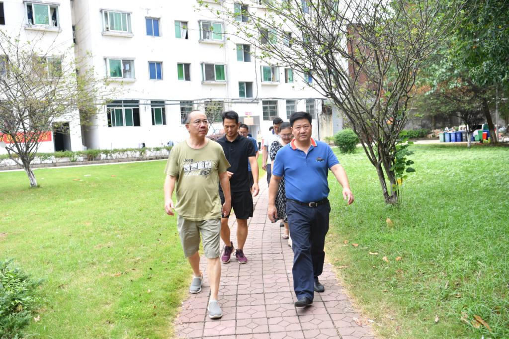 男人们站在草地上描述已自动生成