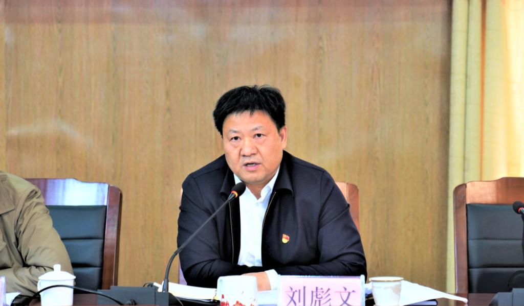 桌子前坐着穿西装的人中度可信度描述已自动生成