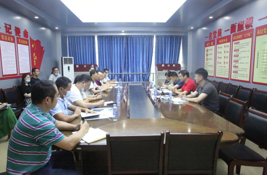 小孩们在桌子边低可信度描述已自动生成