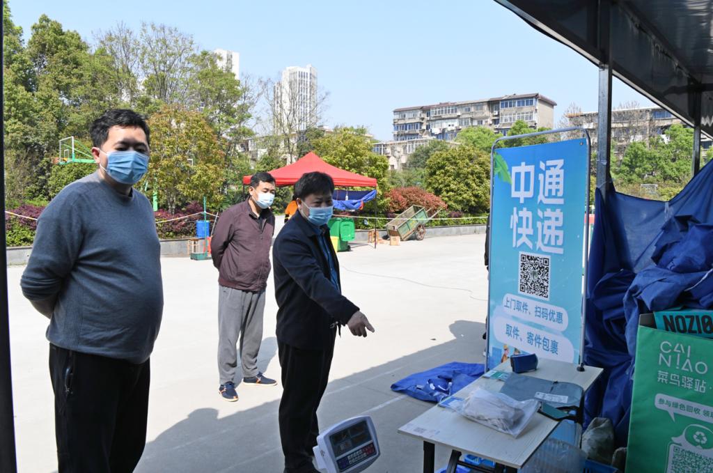 男人们站在一起低可信度描述已自动生成