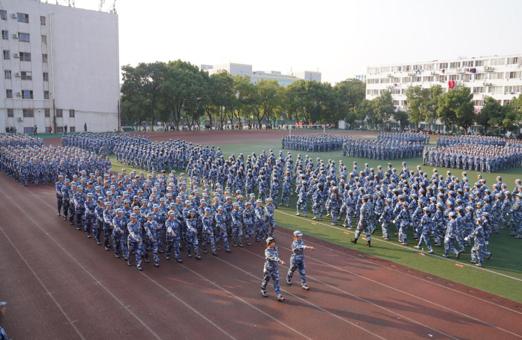 建筑与房屋的城市空拍图低可信度描述已自动生成