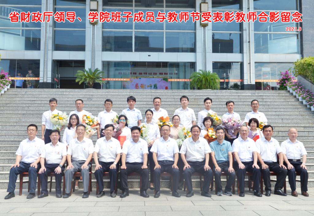 一群人站在一起描述已自动生成