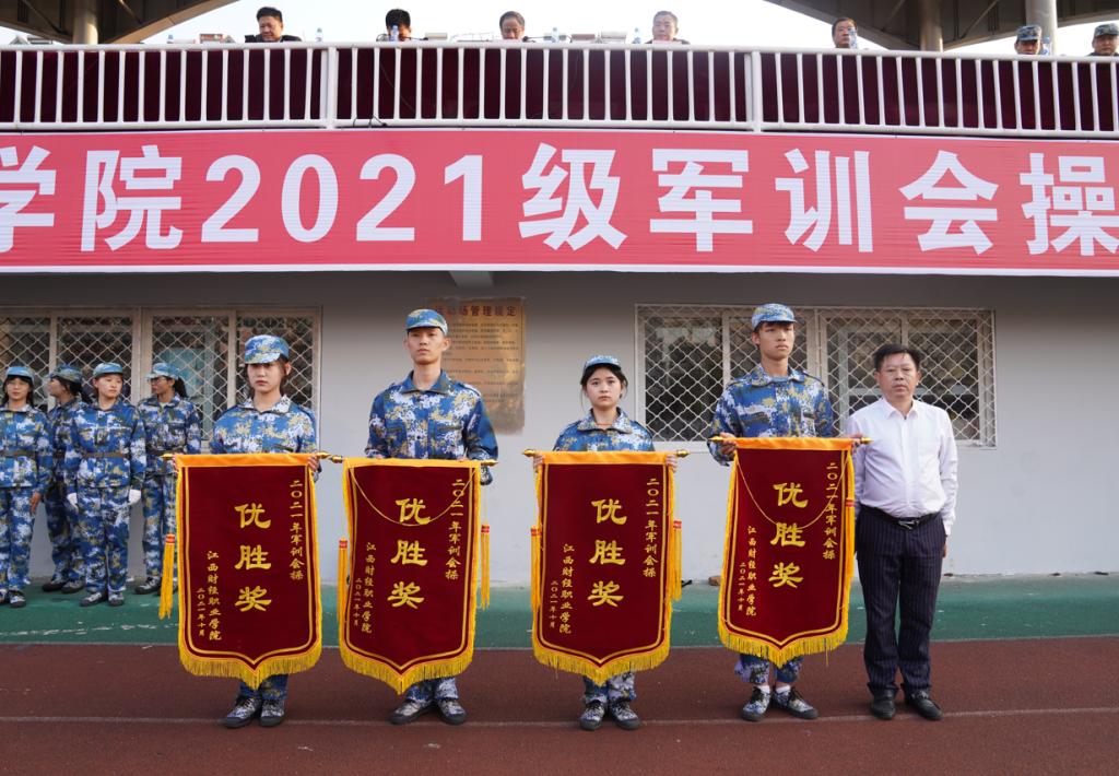 街道边立着广告牌子描述已自动生成