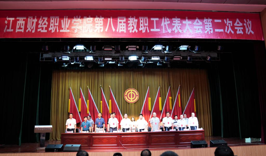 商店招牌倒一边的照片中度可信度描述已自动生成