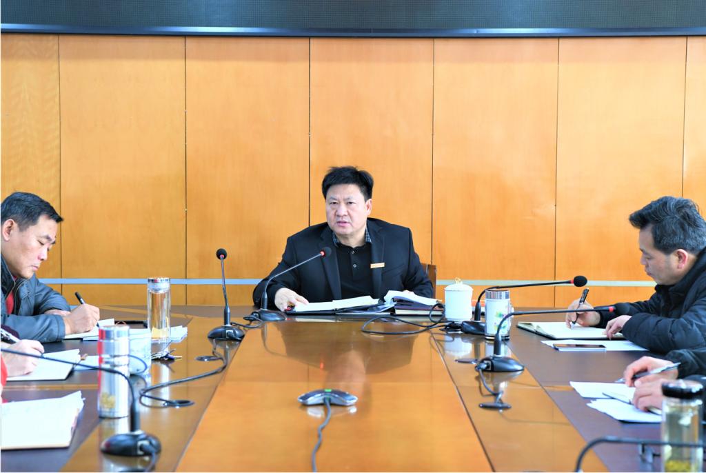 男人和女人坐在桌子前低可信度描述已自动生成