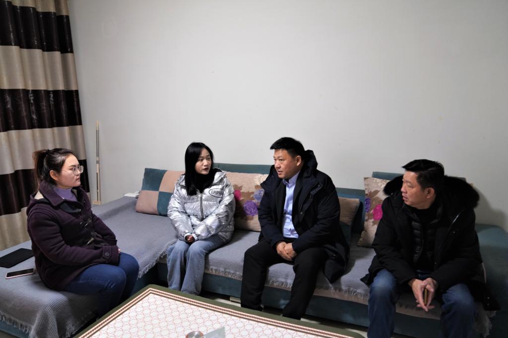 图片包含 人, 室内, 女人, 人们描述已自动生成