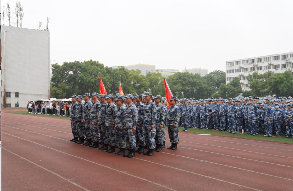 建筑前的广场上有许多人低可信度描述已自动生成