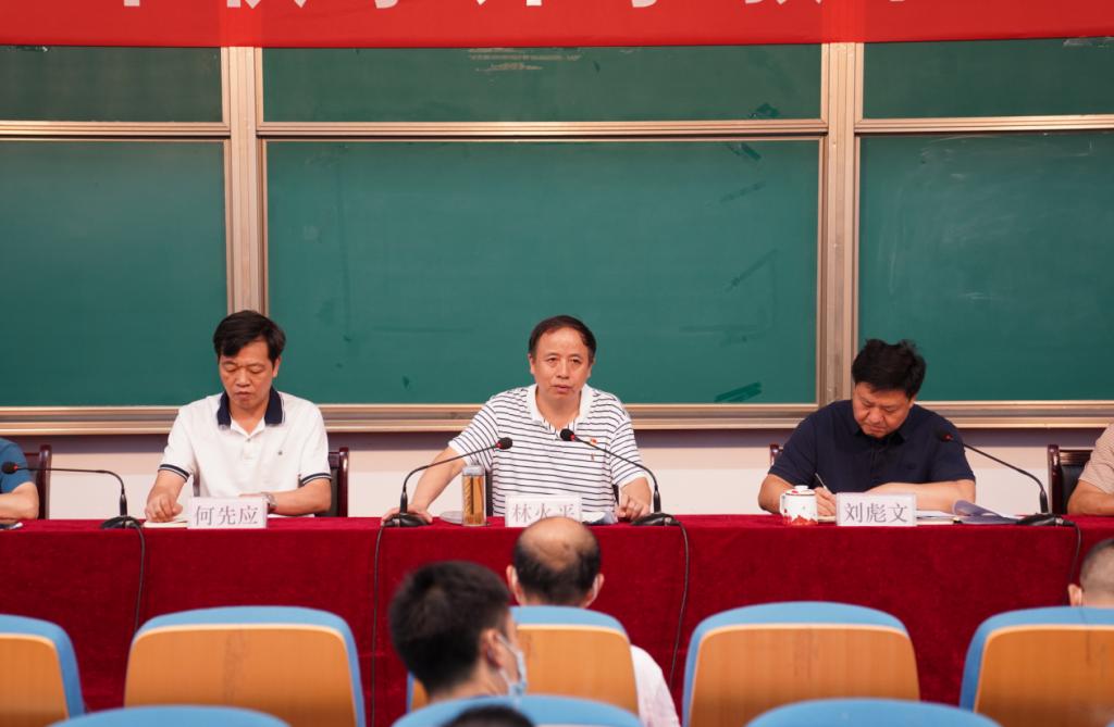 一群人在餐厅里低可信度描述已自动生成